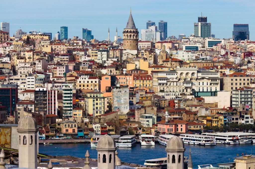 yasadisi-kumar-reklamlari:-turk-pop-yildizi-serdar-ortac-10-ay-hapis-cezasina-carptirildi.